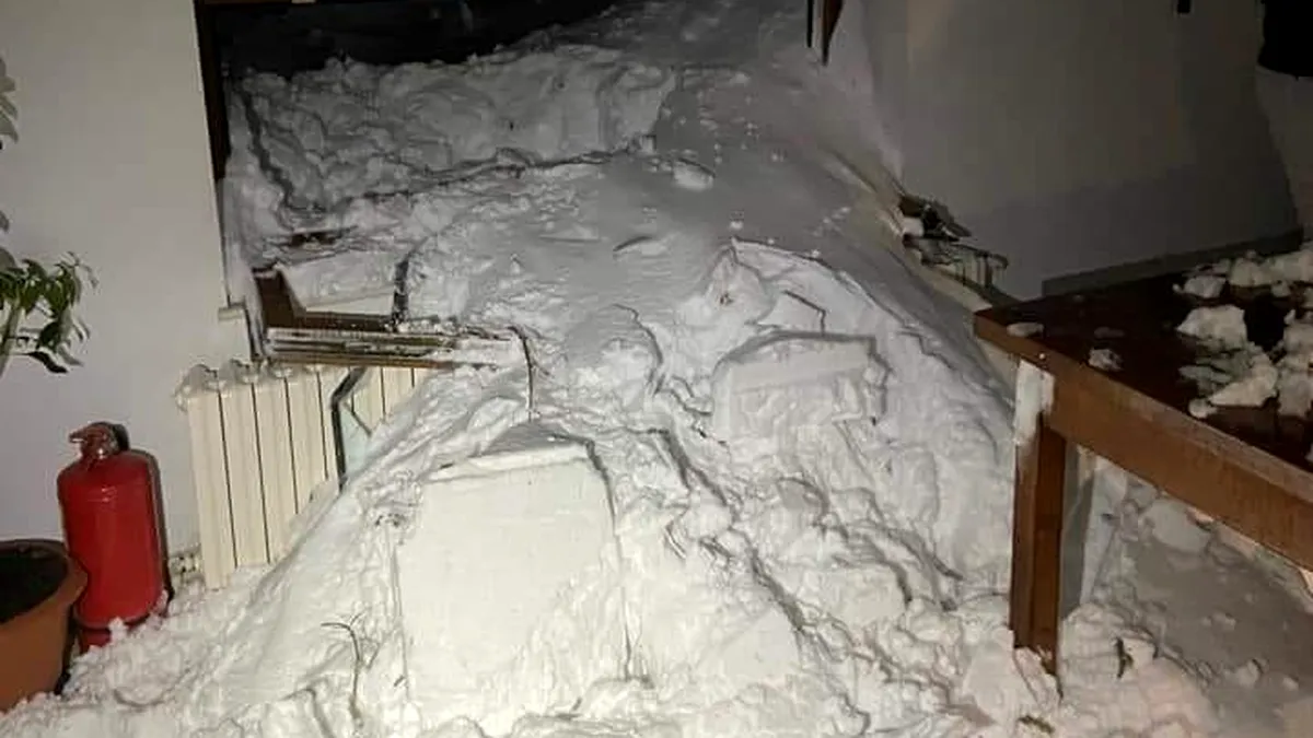 O avalanșă puternică a distrus cabana Capra din Munții Făgăraș