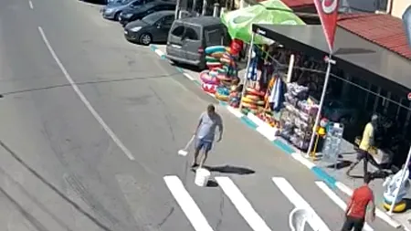 Un bărbat își trasează, anual, trecere de pietoni în fața magazinului