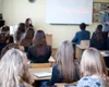 Guvernul Bolojan vrea să crească numărul de elevi din clasă