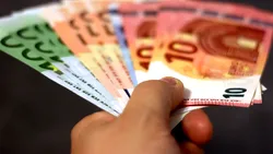 Euro a sărit la 5,35 lei pe interbancar cu o zi înainte de decizia S&P. Rezerva valutară a BNR a scăzut cu 4,8 mld. euro într-o lună