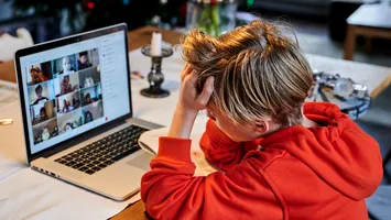 Revine școala online. Când vor învăța copiii de acasă