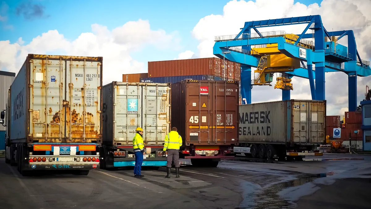Olt: Exporturile de mărfuri din judeţ au depăşit anul trecut 1,7 miliarde euro
