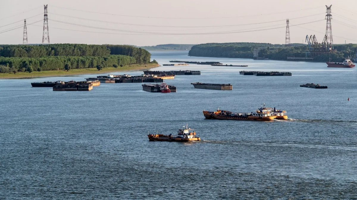 Guvernul a aprobat indicatorii investiției de 700 milioane lei pentru asigurarea navigației pe Dunăre 340 zile pe an