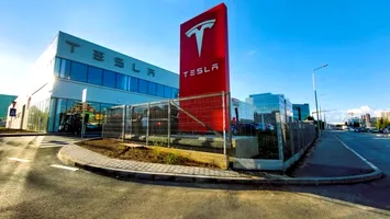 Noul showroom al lui Elon Musk, de la Bucureşti: Modelele Tesla S, 3, X şi Y au fost aliniate în ordine pentru a compune cuvântul sexy