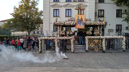 Zeci de mii de pelerini așteaptă să se închine la racla cu moaștele Sfintei Parascheva