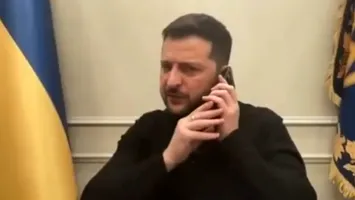 Video VIRAL: Conferinţa de presă a lui Zelenski, întreruptă de apelul telefonic venit de la Macron