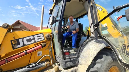 Un primar din Buzău ia lucrurile în propriile mâini: Vara la buldoexcavator, iarna la deszăpezit