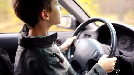 Copil de 10 ani, prins de polițiști în timp ce conducea o mașină