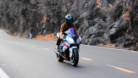 Un motociclist român a fost protagonistul unei urmăriri ca-n filme. Poliția londoneză a folosit elicopterele pentru a-l prinde - VIDEO