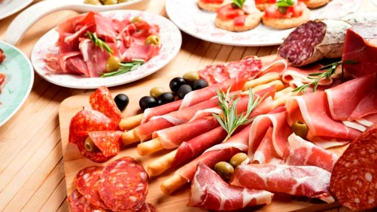 Carnea procesată, clasificată la fel de periculoasă ca tutunul și azbestul