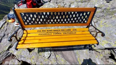 O bancă a fost cărată și montată la peste 2.500 metri altitudine, în Făgăraș. Ce spune salvamontul