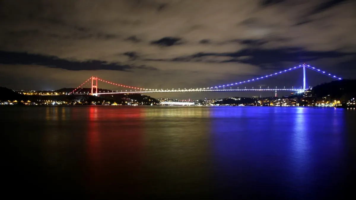 Podul Fatih Sultan Mehmet din Istanbul, care leagă Europa de Asia, luminat în culorile tricolorului românesc