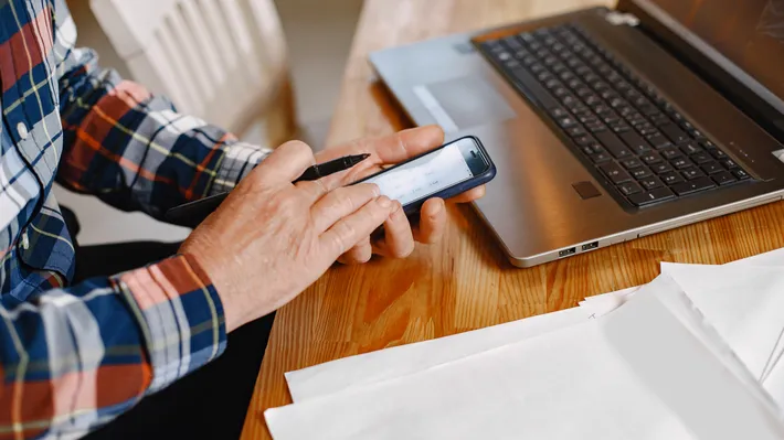 Escrocii joacă rolul „salvatorului”: schema prin care te conving să-ți faci card virtual și să le dai acces la bani