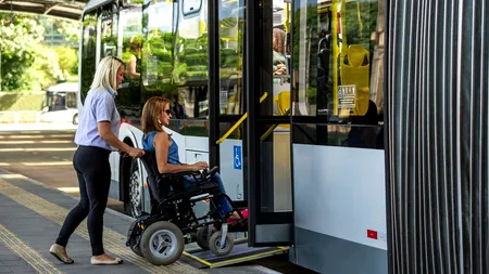 Transport gratuit pentru persoanele cu handicap, indiferent de județ. Anunțul făcut de Ministrul Muncii