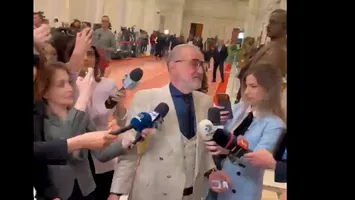 Gigi Becali îl ironizează pe Georgescu și anunță că votează moțiunea: „Să nu mai vândă companiile de stat” (VIDEO)