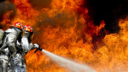 Incendiu puternic în nordul Capitalei: Terasa unui bloc aflat în construcție a luat foc