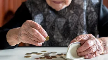 Pensii poprite pentru aproape 100.000 de pensionari
