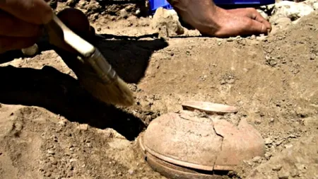 Morminte cu cenușă umană, descoperite de arheologii din Timiş