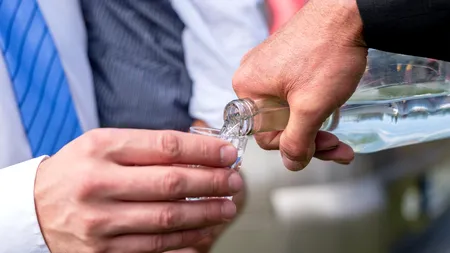 Au crezut că e țuică, dar au băut formol! Ce au pățit doi bărbați din Suceava