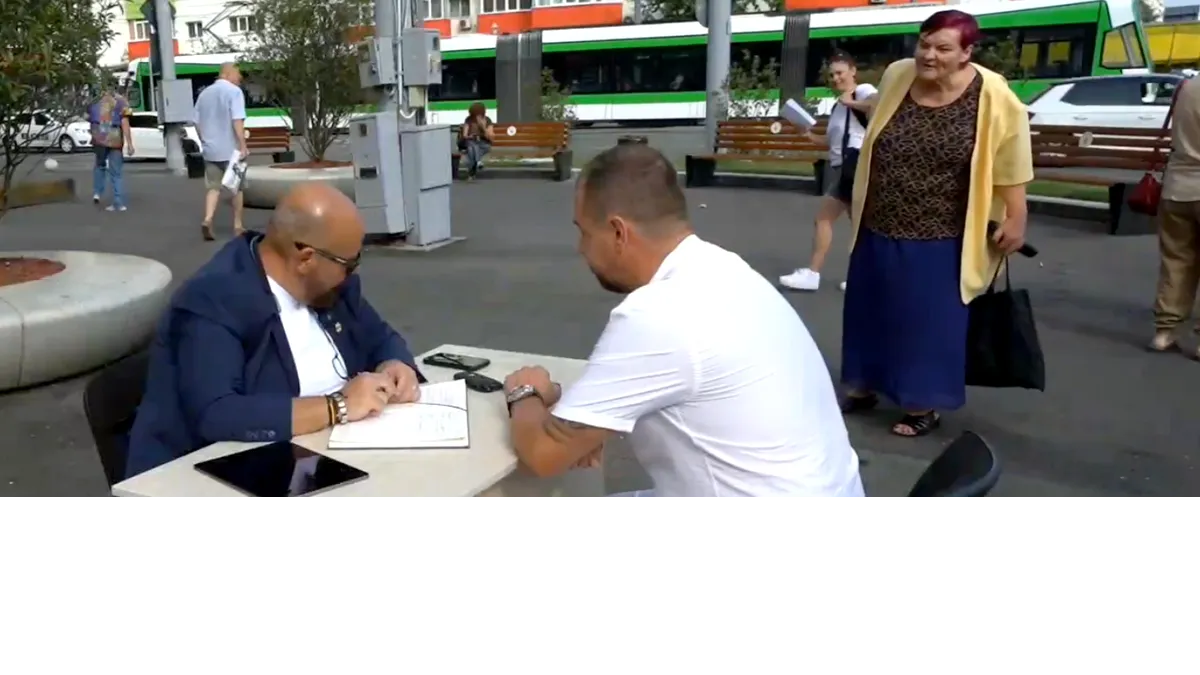 Piedone și-a scos biroul în stradă. Edilul ascultă și rezolvă problemele oamenilor