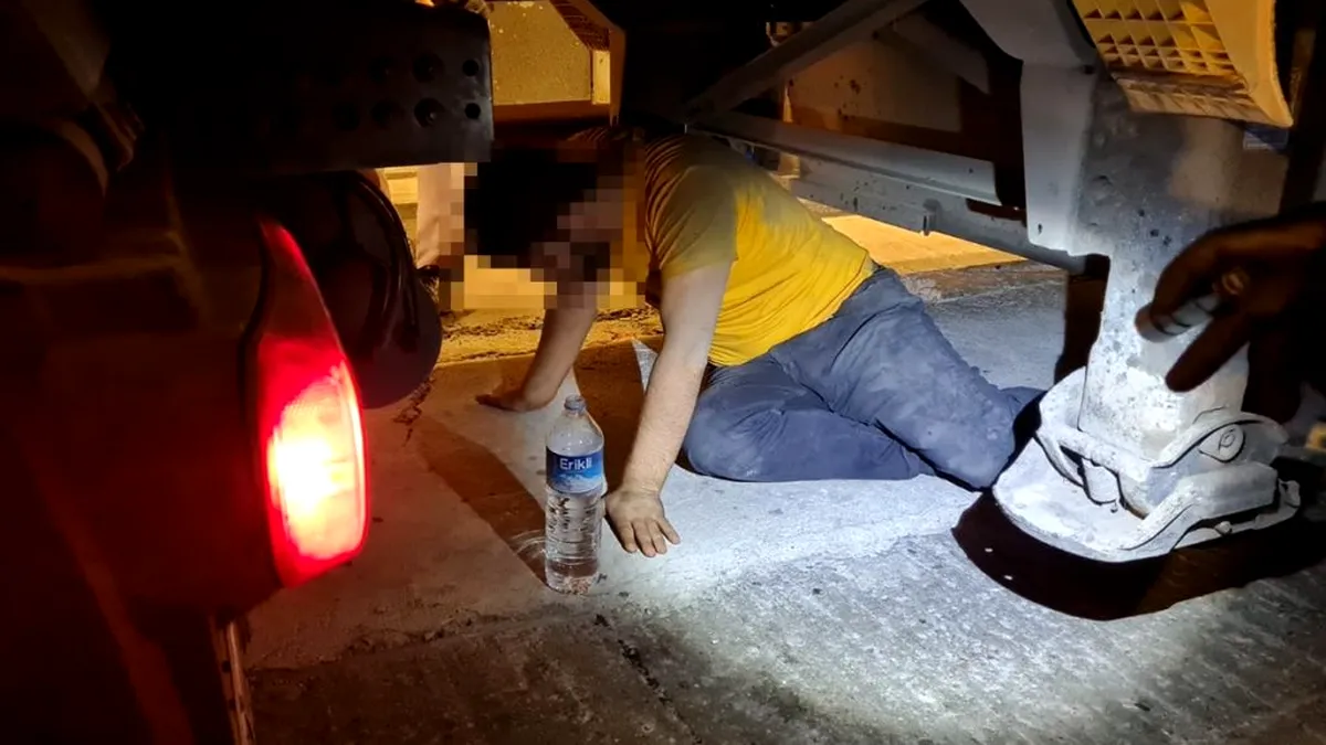 Polițiștii de frontieră din Giurgiu au găsit un imigrant ilegal în lada de scule a unui TIR