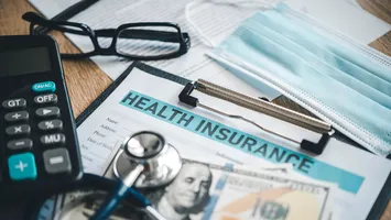 Mii de români plătesc contribuția la sănătate fără a beneficia de asigurare
