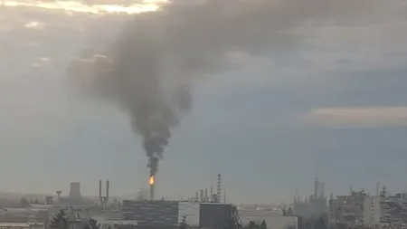 Fum dens la rafinăria Petrotel Lukoil după o cădere de tensiune în sistemul energetic