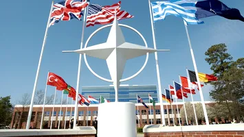 NATO trece de la postura de descurajare la cea de „pregătit pentru război”