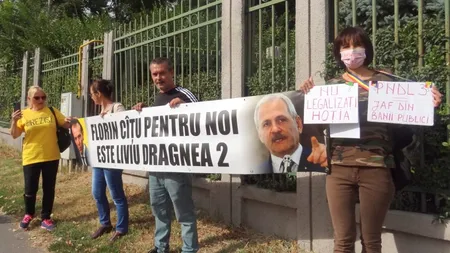 Premierul, întâmpinat la Galați de reprezentanții „#Rezist”: „Florin Cîțu pentru noi este Liviu Dragnea 2”