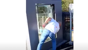 Director la o societate a primăriei, la spălat de geamuri într-o stație de troleibuz (VIDEO)