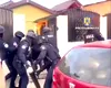 Bancnote false, de 50 de dolari, schimbate la case de schimb din București, Galați, Buzău. „Valutiștii” au fost arestați