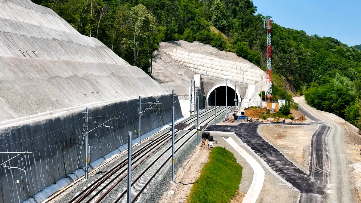 S-a deschis circulația feroviară pe un nou traseu! Firul cu tunelul Bata reduce timpul în trafic cu 30 de minute