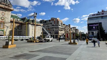 La Craiova a venit deja Crăciunul! Decorațiunile sunt aproape montate, sania lui Moș Crăciun a fost instalată. Temă nouă, butaforii noi (VIDEO)