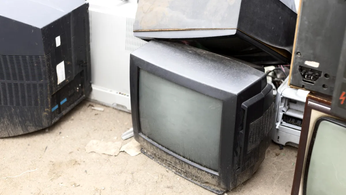 Percheziții cu surprize. Afacere clandestină cu televizoare second-hand, spartă de polițiști în Bihor