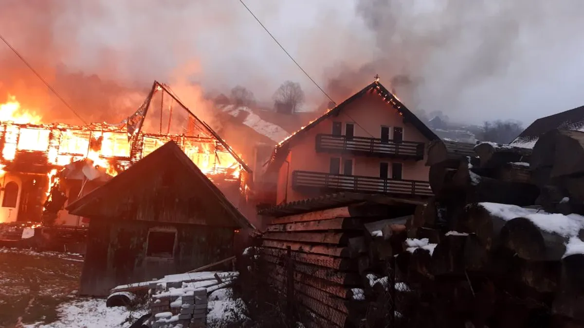 Un mort și trei răniți într-un incendiu produs în județul Brașov