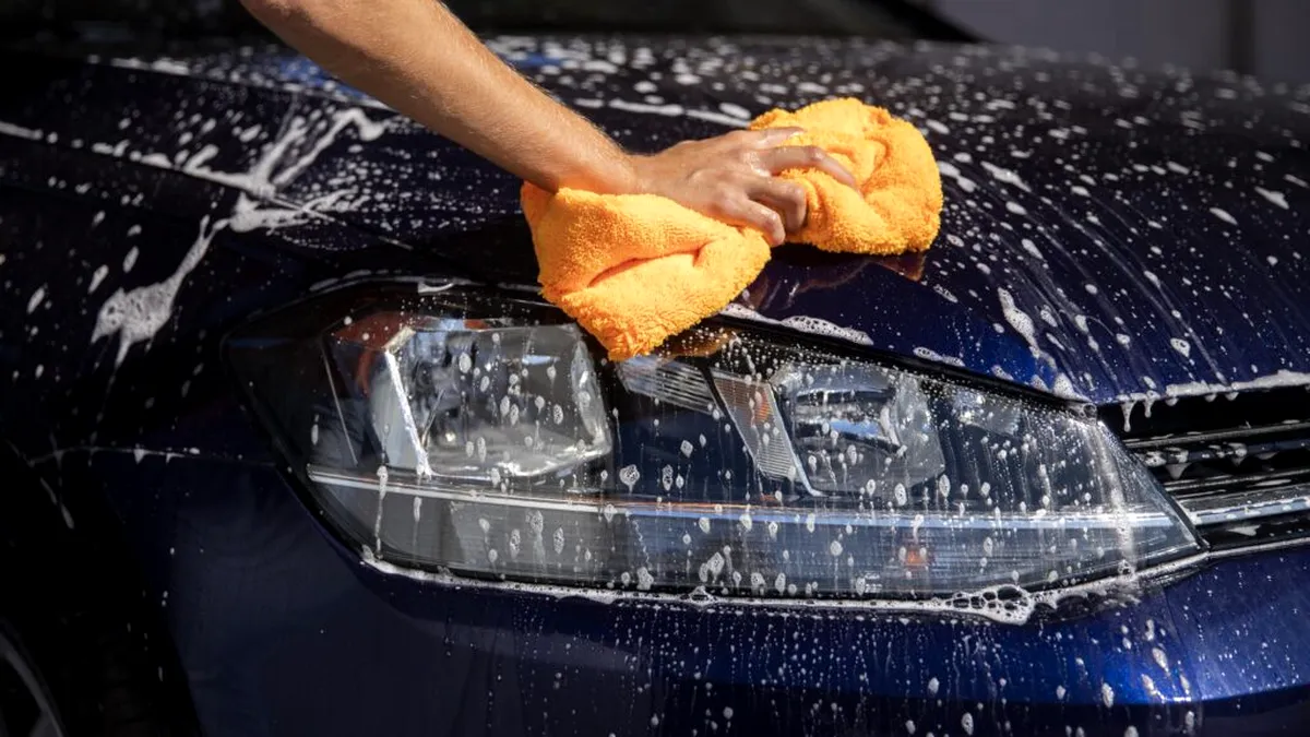 Amenzi usturătoare pentru cei care spală mașina în fața casei. Ce sancțiune primesc, în funcție de oraș