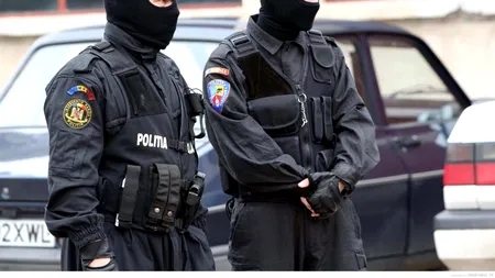 Dealer de droguri snopit în bătaie de familia unui client. Polițiștii de-abia l-au scos din mâinile oamenilor, doar pentru a-l duce în arest