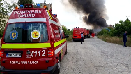 Incendiu puternic în București. Mai multe vagoane de tren au fost cuprinse de flăcări