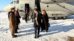 Președintele „înzăpezit” la Paris și România „leșinată” după el: cum se fabrică o dramă națională dintr-un fapt-divers