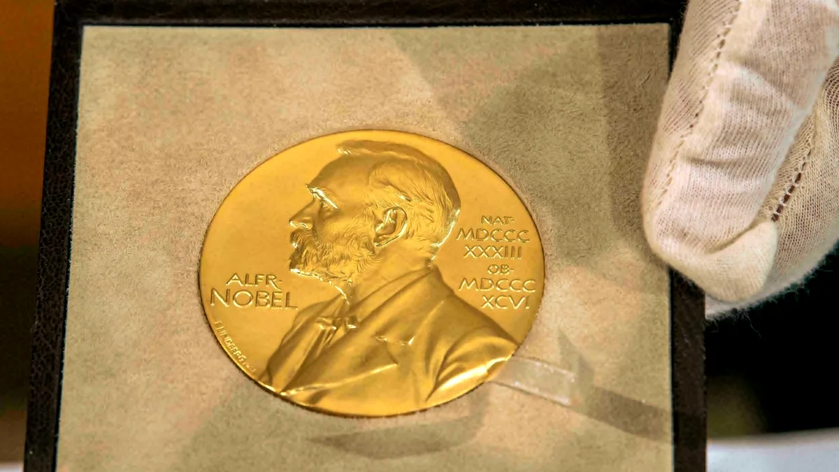 Comitetul Nobel a ezitat să-i acorde premiul unui mare scriitor din cauza „înclinațiilor comuniste”: îi închinase ode lui Stalin