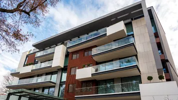 Prețurile apartamentelor ar putea scădea cu 50%, avertizează un economist