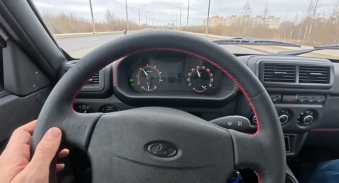 Noul model Lada Niva Sport - cadranele nu sunt aliniate cu volanul