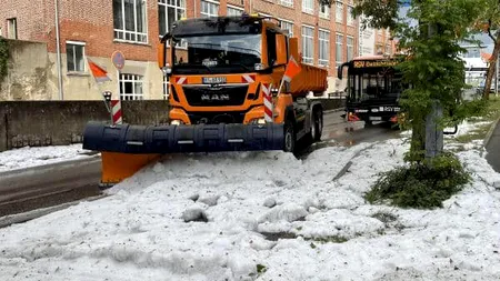 O furtună violentă asupra unui orășel din Germania a făcut ca pe străzi să apară pluguri de zăpadă