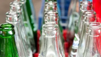 Fechet vrea să ducă sistemul de garanție-returnare „în cămară”: propune includerea ambalajelor de borș, oțet, cafea și borcane reutilizabile