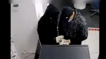 Operațiune de amploare: două persoane, suspectate că au păcălit trei bănci cu bancnote falsificate în valoare de 400.000 de dolari (VIDEO)