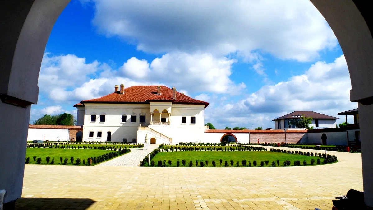 Destinații turistice românești: Palatul Potlogi, o bijuterie renăscută