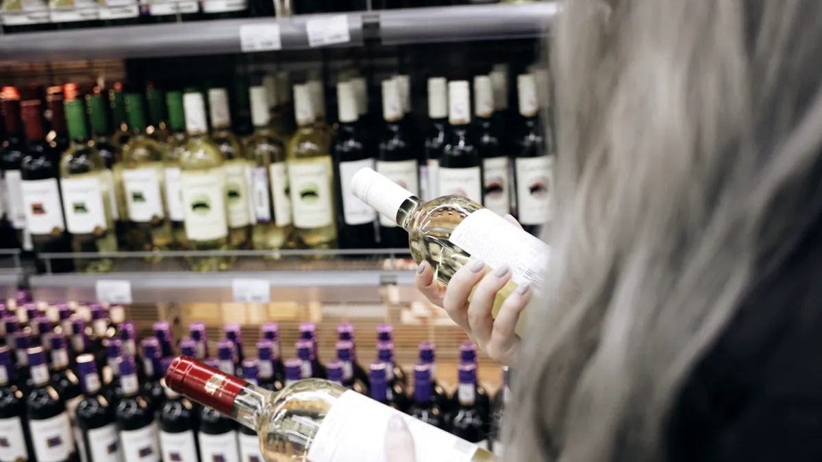 Sticlele de alcool etichetate ca și țigările. OMS atrage atenția asupra riscului de cancer