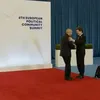 Diplomație cu ghiozdănelul: Nicușor Dan își schimbă „accesoriul oficial” la vizita din Armenia (VIDEO)