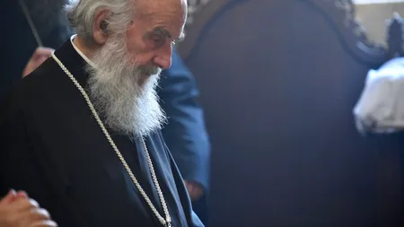 Patriarhul Serbiei, decedat de COVID-19, omagiat de mii de credincioși, inclusiv fără mască