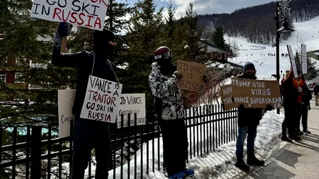 Vicepreşedintele SUA şi familia sa, mutaţi într-un loc ascuns, după ce au fost întâmpinaţi de manifestanţi pro-Ucraina într-o staţiune din Vermont
